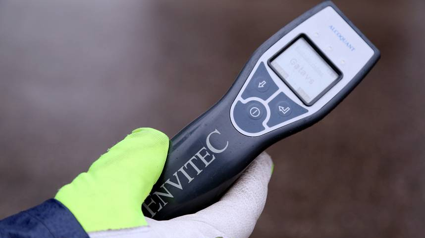 Sākts kriminālprocess pret traktoristu Viesītē par braukšanu dzērumā un bez tiesībām