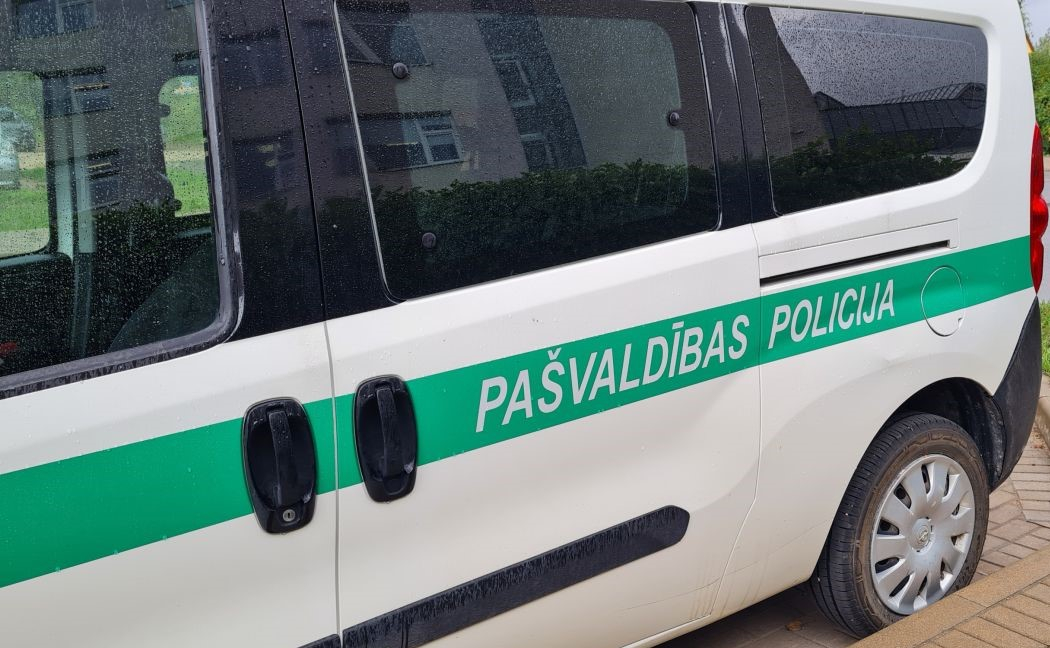 Jēkabpils novada pašvaldības policija Lieldienu brīvdienās aiztur un soda kūlas dedzinātāju 