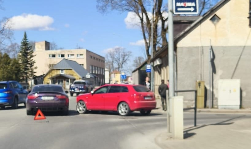 Jēkabpilī, Brīvības ielā saskrienas divi AUDI