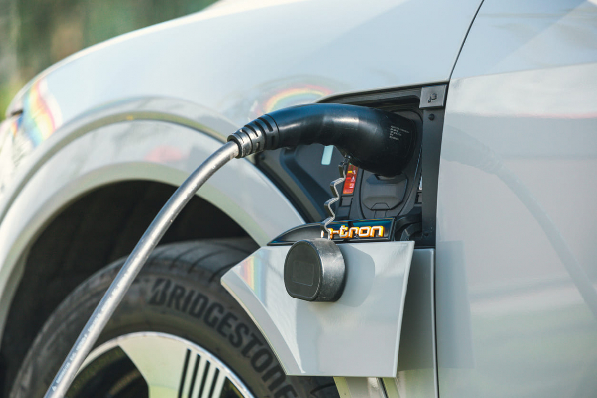 Elektroauto uzlāde mājās: kas jāzina pirms uzstādīšanas