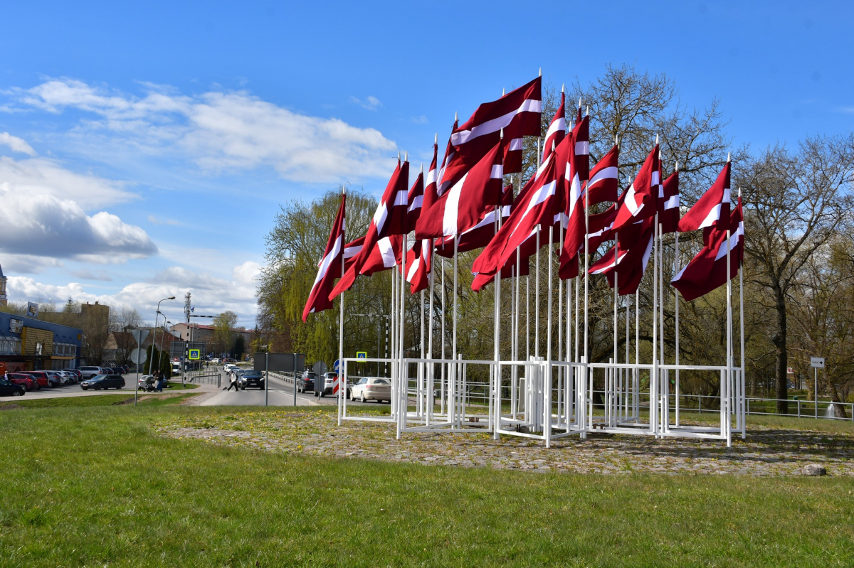Brīvdienas būs vasarīgi siltas, vietām īslaicīgi līs un dārdēs pērkons