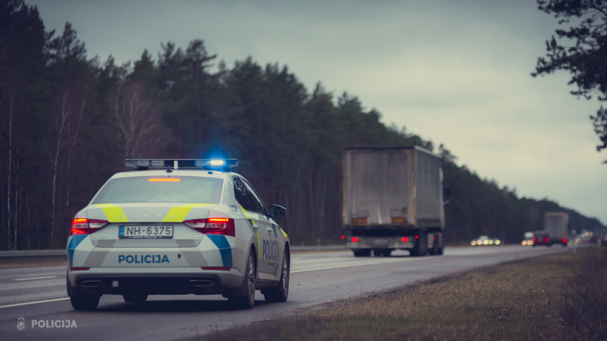 Salas pagastā policija aptur autovadītāju, kurš atļauto 90 kilometru stundā traucās ar ātrumu 133 kilometri stundā