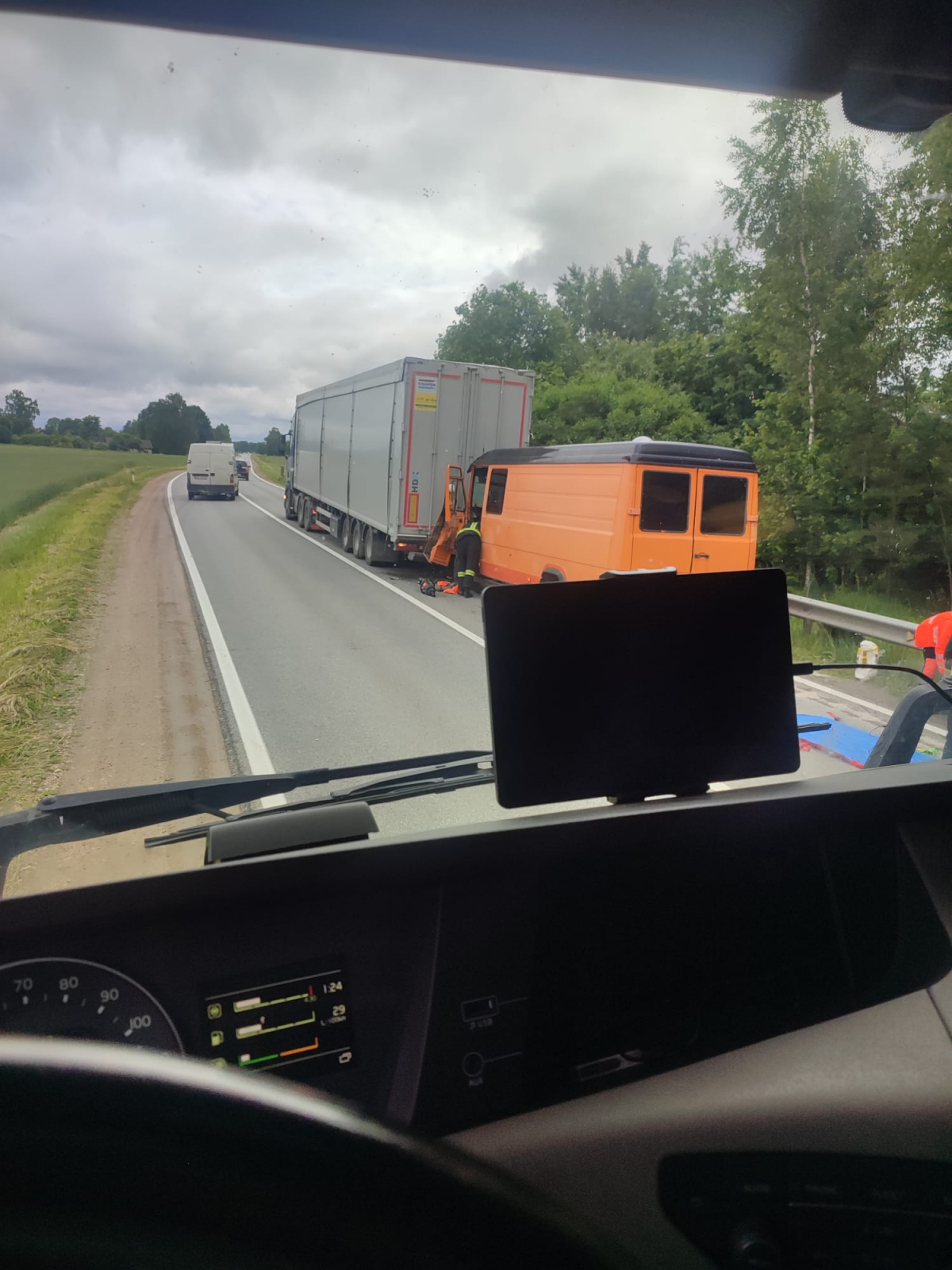 Kurstpils pagastā uz autoceļa A6 ir noticis ceļu satiksmes negadījums – divu automašīnu sadursme