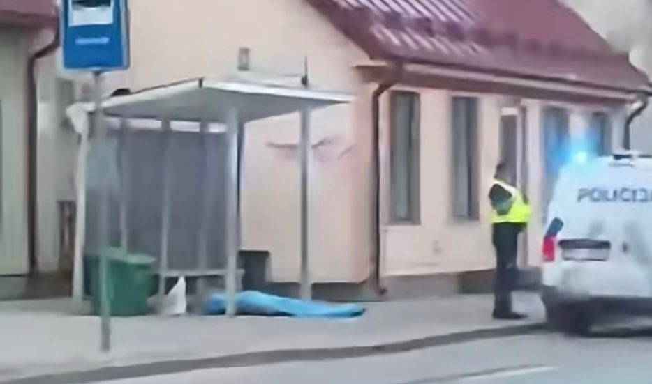 Aculiecinieki neizpratnē, kāpēc vairāk kā trīs stundas Jēkabpilī uz ietves guļ miris cilvēks un atbildīgie dienesti to neaizved