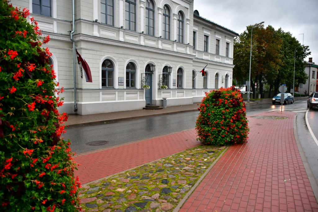 Apstiprina lēmumu par Jēkabpils vēlēšanu komisiju