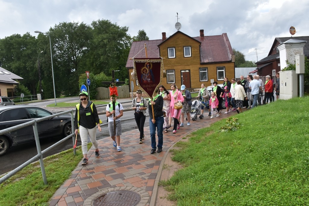 Spītējot lietum, ceļā dodas Jēkabpils svētceļnieki (FOTO) (Aglonas svētku programma)