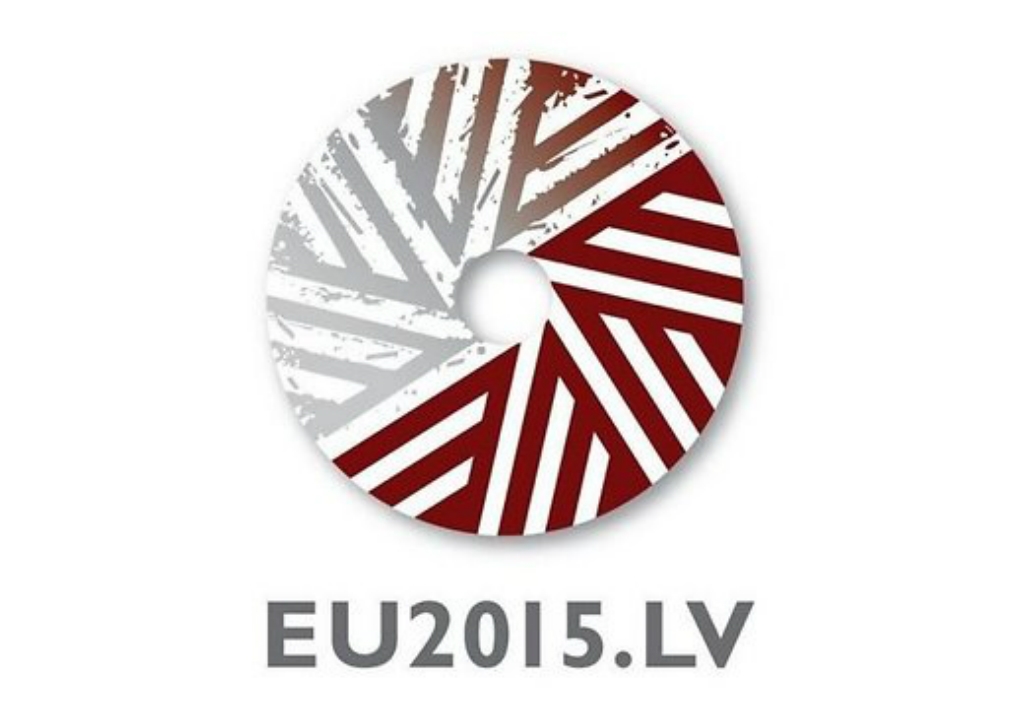 Latvijas prezidentūras logo – divkrāsu dzirnakmens