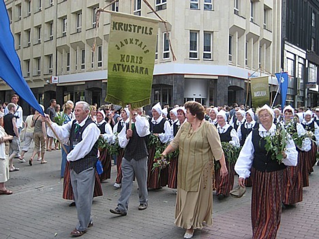 Koncertieraksts: Atvasara izdziedāja 20 gadu mirkļus