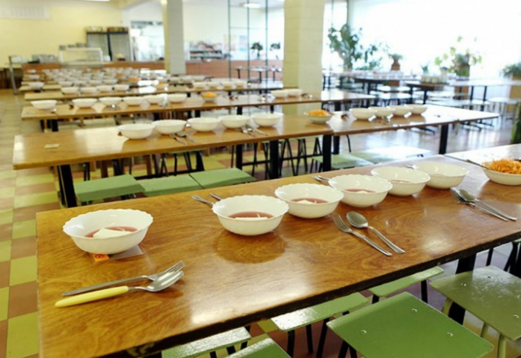 Jēkabpils skolās nesūdzas par skandalozo lietuviešu ēdināšanas uzņēmumu SIA “Kretingos Maistas”