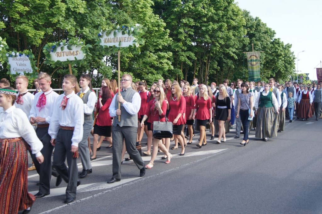 Foto: Jēkabpils skolēnu dziesmu un deju svētku dalīnieku gājiens