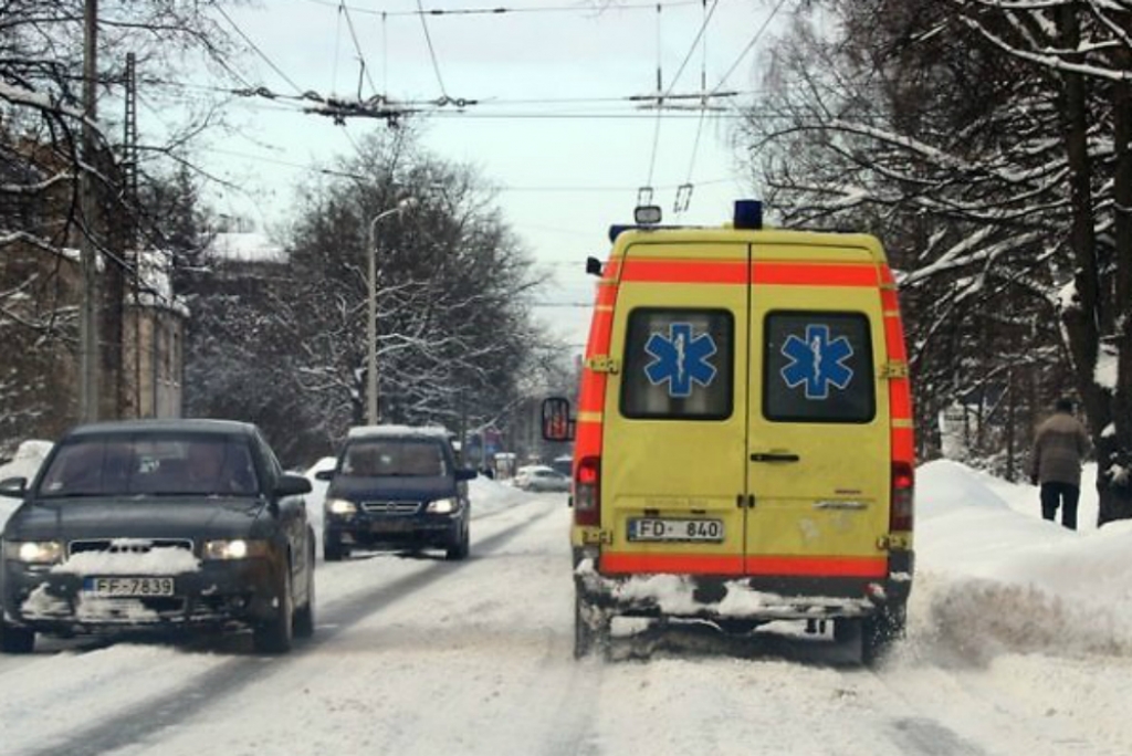 Jēkabpilī auto bez vadītāja pie stūres uzbrauc gājējam