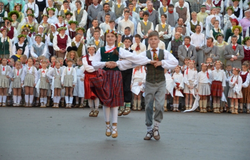 Krustpils saliņā notiek Dižkoncerts "Sanākam, sadziedam, sasadancojam"