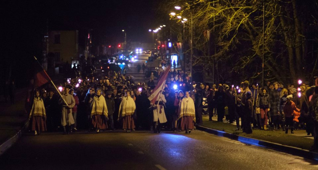 FOTOREPORTĀŽA: "Gaismas ceļš" un salūts valsts svētkos Jēkabpilī