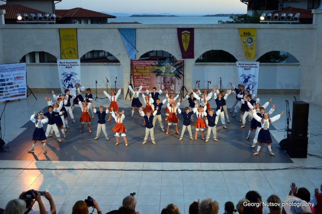 FOTOSTĀSTS: "Pastalnieki" no V Pasaules Folkloras čempionāta Bulgārijā atgriežas ar godalgām