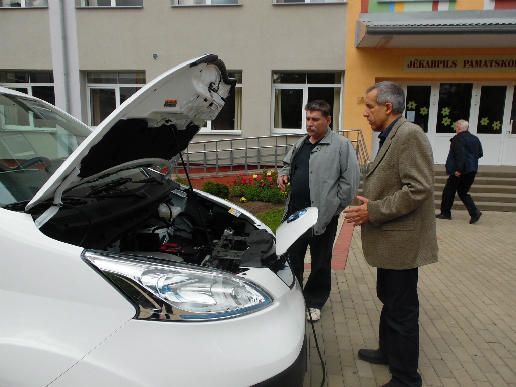 Jēkabpilī demonstrē elektromobiļus (FOTO)