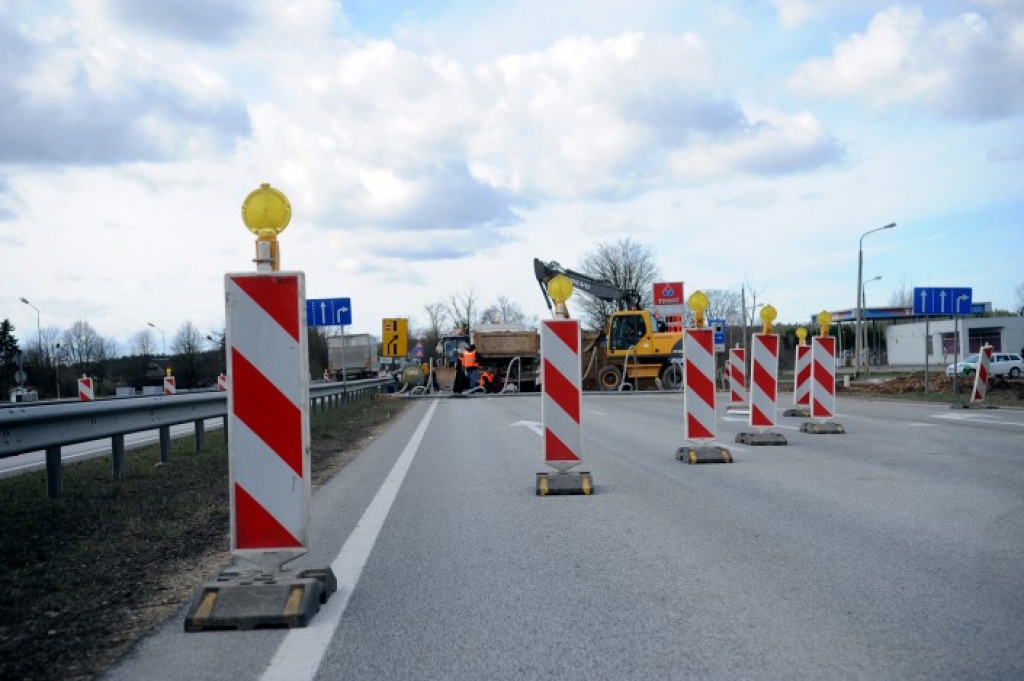 Autovadītājiem šajā nedēļas nogalē jārēķinās ar vairākiem ceļu satiksmes ierobežojumiem