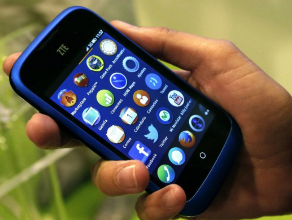 Jēkabpilī uz ielas jaunietim nolaupa "iPhone" tālruni un naudasmaku