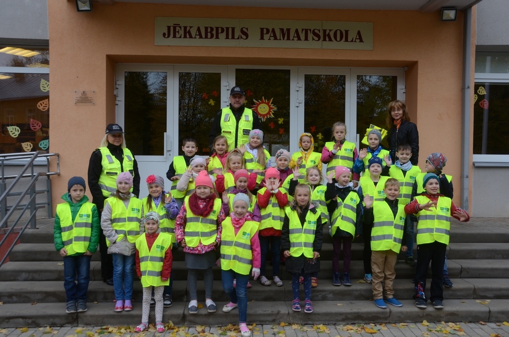 Pirmo klašu skolēni saņem atstarojošās vestes