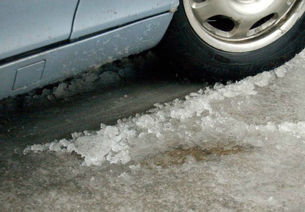 Šonedēļ ceļus var pārklāt ledus un sniegs, transportlīdzekļi jāaprīko ar ziemas riepām