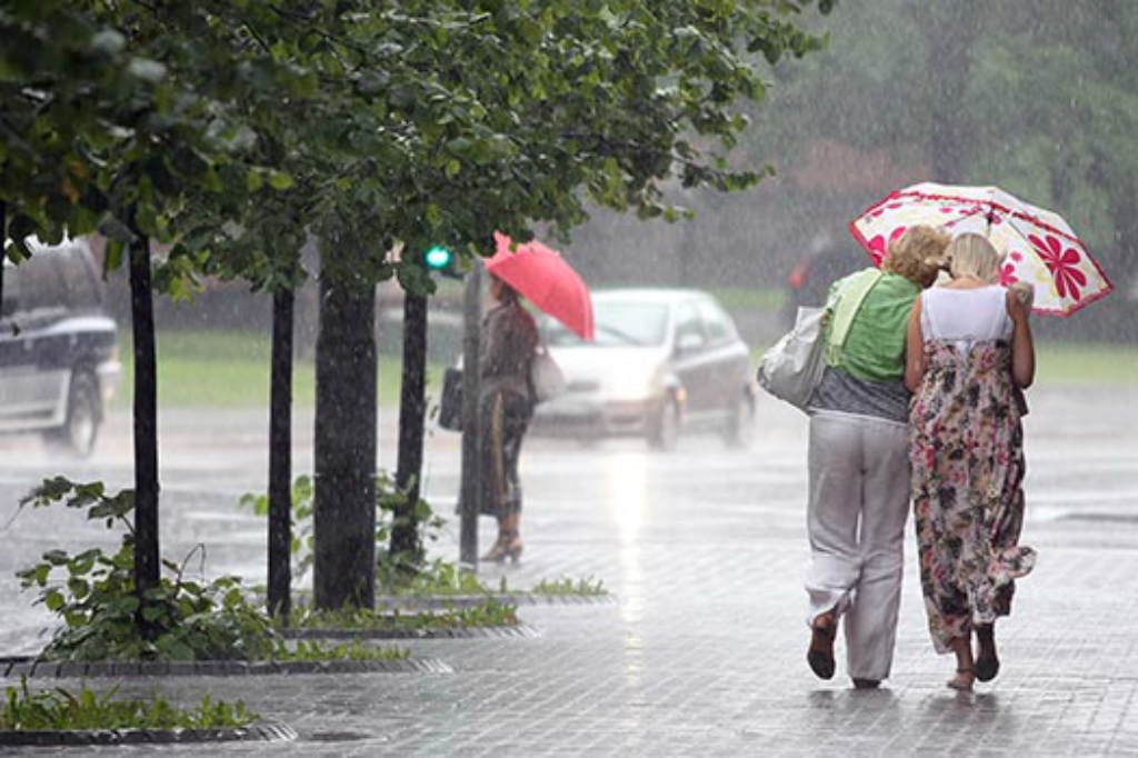 Lietains laiks saglabāsies līdz ceturtdienai; brīvdienas sola siltas un saulainas