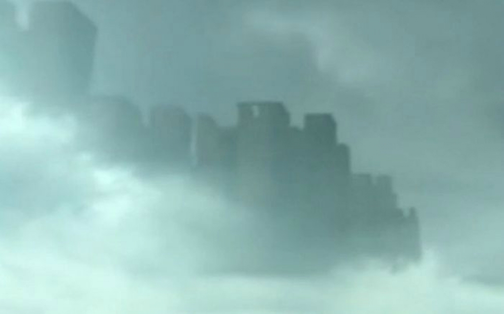 Ķīnā debesīs parādās lidojoša pilsēta (VIDEO)