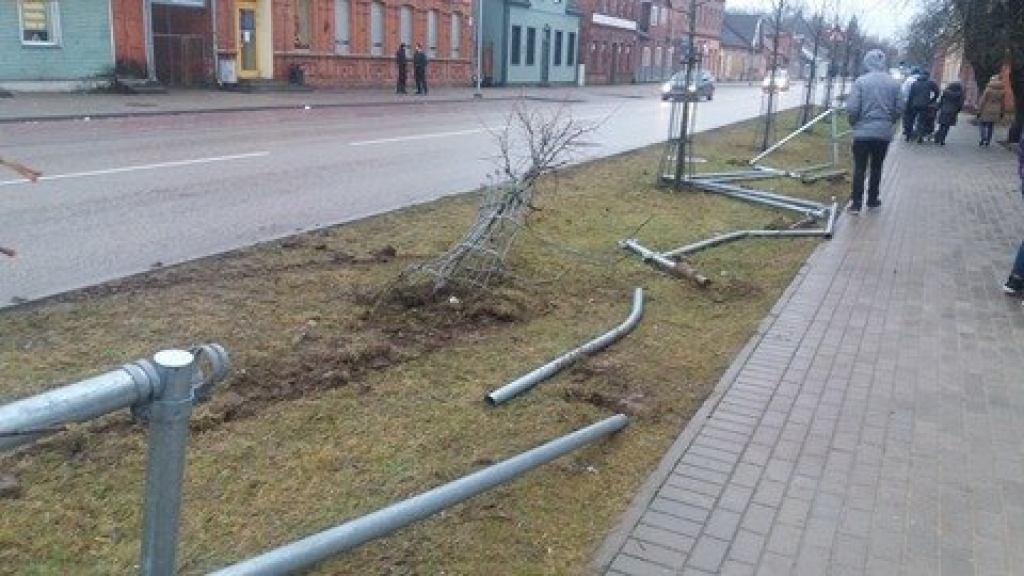 Aculiecinieki: Sestdien Jēkabpilī, Rīgas ielā notriektas aizsargbarjeras (FOTO)(PAPILDINĀTS)