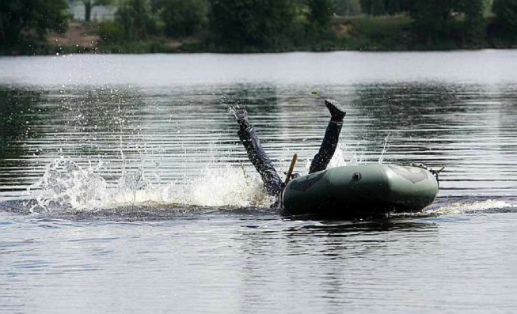 Pēc laivas apgāšanās Daugavā pie Pļaviņām izglābts vīrietis