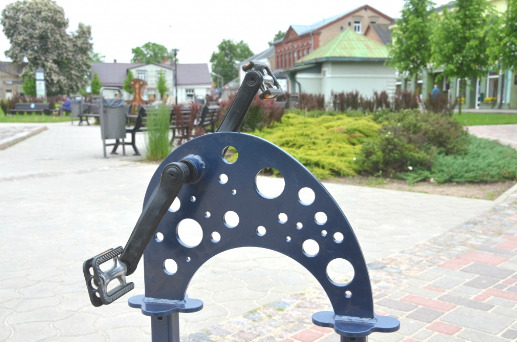 Vecpilsētas laukumā uzstādīti īpaša dizaina velosipēdu statīvi un kājminamie trenažieri (FOTO)
