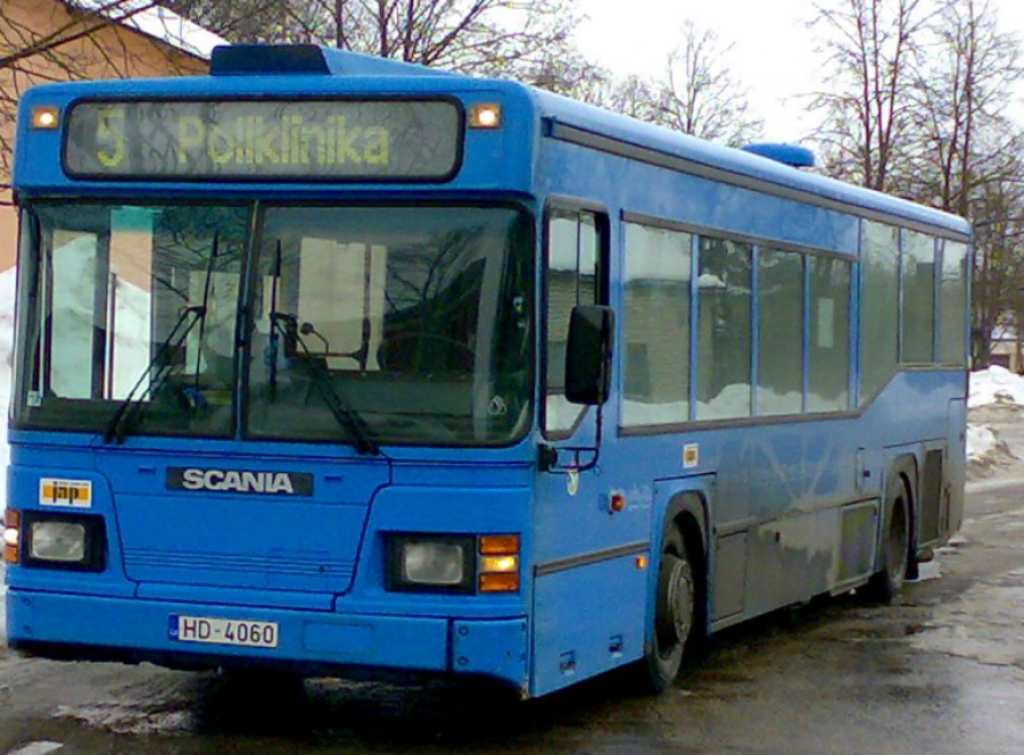 Jēkabpils autobusu parka šoferi slavē SIA “Jēkabpils pakalpojumi” sētnieces darbu