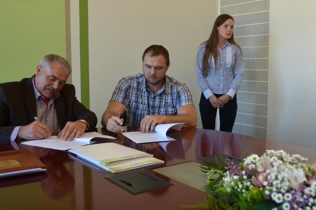Pašvaldība paraksta līgumus ar 12 biedrībām