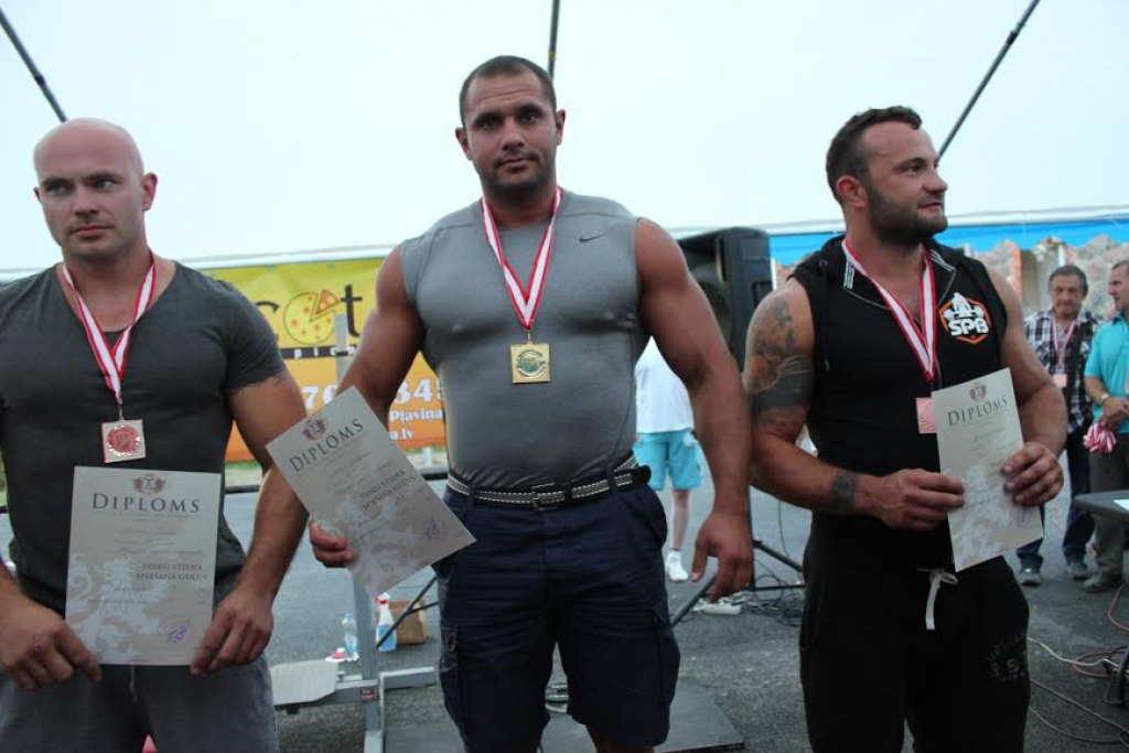 Pļaviņu novada čempionātā svaru stieņa spiešanā guļus triumfē mājinieku komanda (FOTO)