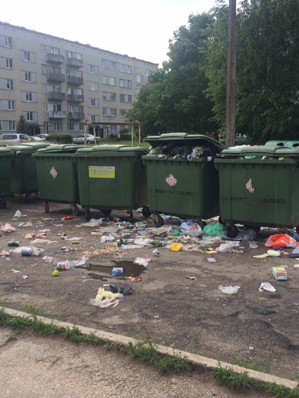 Iedzīvotāji: Cik ilgi uz šo jāskatās mūsu pagalmos? (FOTO)