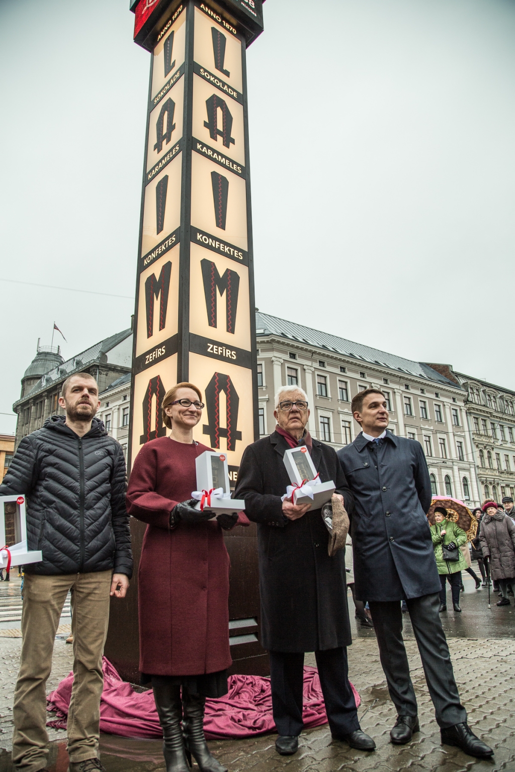 Atklāj rekonstruēto “Laimas” pulksteni