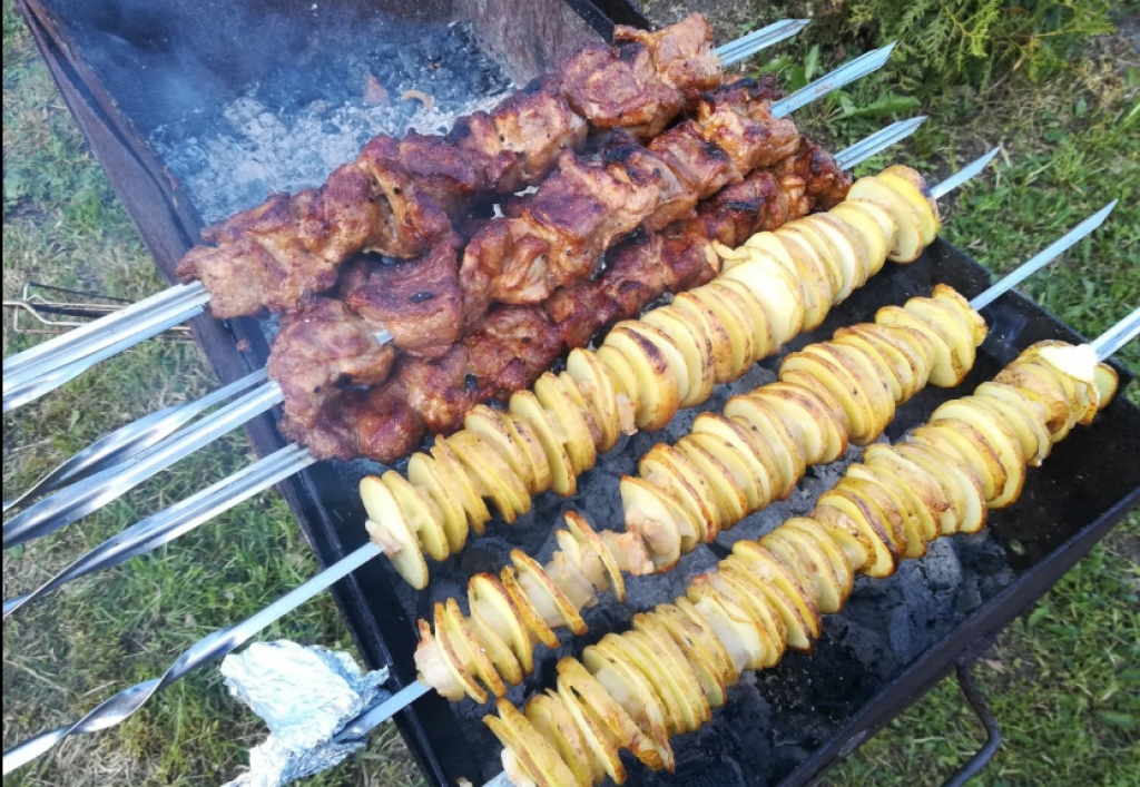 Īpašs gardums: Uz iesmiem grilētas kartupeļu šķēles