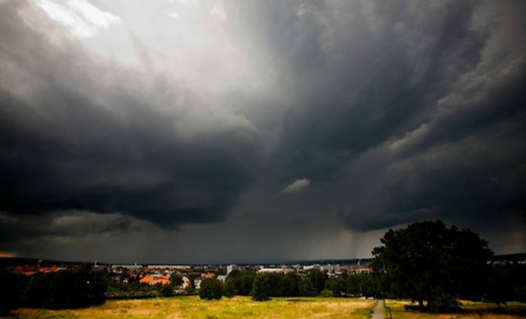 Jau šonakt Latviju sasniegs ciklons «Tomass», gaidāms stiprs lietus un jauni plūdi