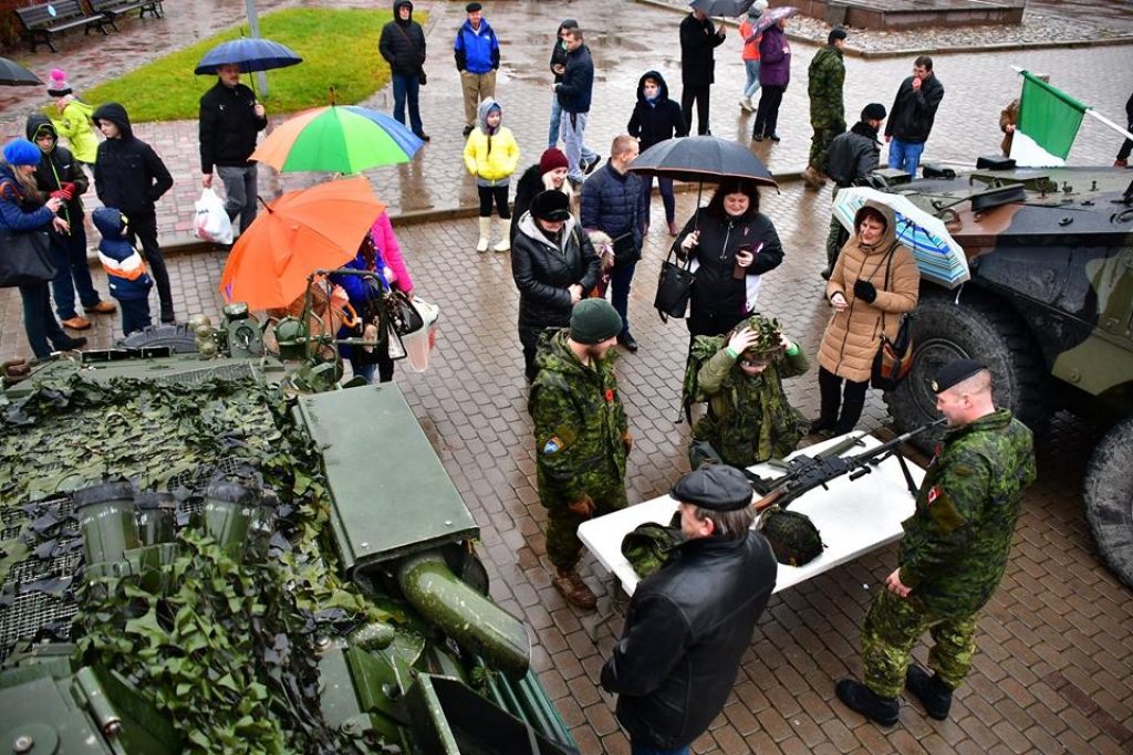 Lāčplēša dienā Jēkabpilī notika militārās tehnikas, ieroču un ekipējuma demonstrēšana (FOTO)