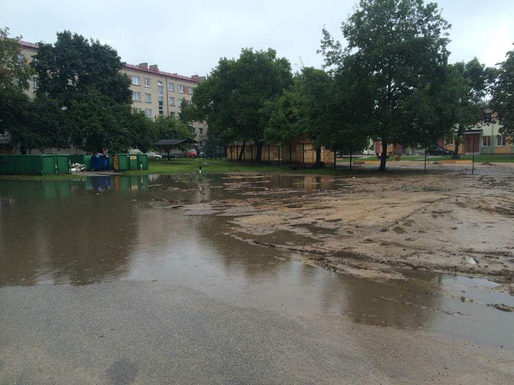 Iedzīvotāji: Bērnudārzu saremontēja, bet apkārtni izdangāja (FOTO)