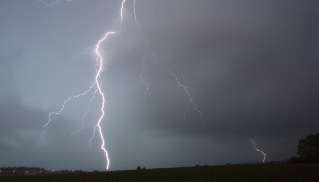 Negaiss rada postījumus Zemgalē; elektroapgāde traucēta 7000 mājsaimniecībām