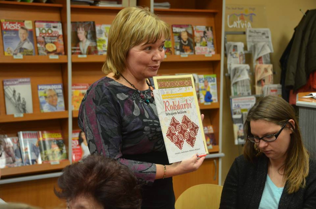 Jēkabpils Galvenajā bibliotēkā norisinājās pasākums „Izšūti dvieļi tautu tradīcijās” (FOTO)
