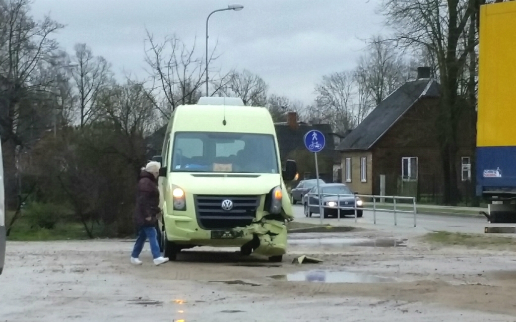 Jēkabpilī saskrējās divas automašīnas, vienā no tām atradās astoņi bērni (FOTO) (PAPILDINĀTA)