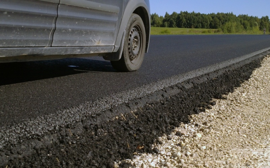 Koknesē autovadītājs nobrauc no ceļa