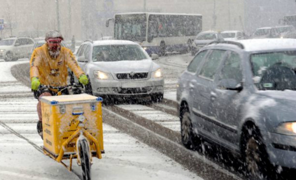 Snigšana un sniegs apgrūtina braukšanu uz valsts galvenajiem autoceļiem centrālajos un rietumu rajonos