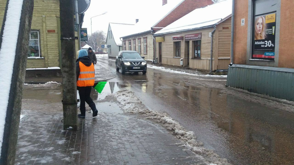 Otrdienas nakts sniegputenis pilsētas dienestiem problēmas nesagādā