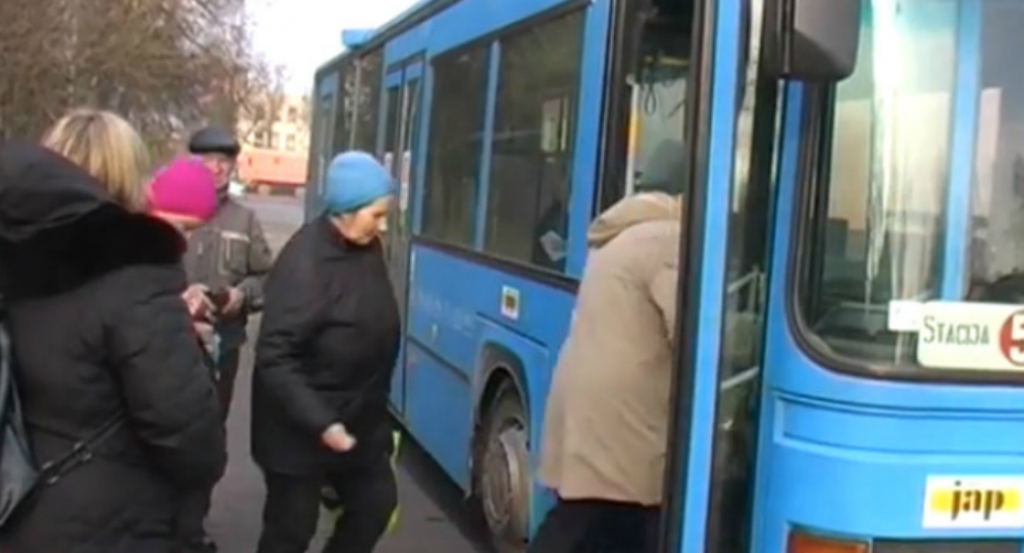 Aculieciniece: Logi aizsaluši, apkure autobusā nestrādā, vidējās durvis netaisās vaļā, priekšējās šoferis aizver ar rokām