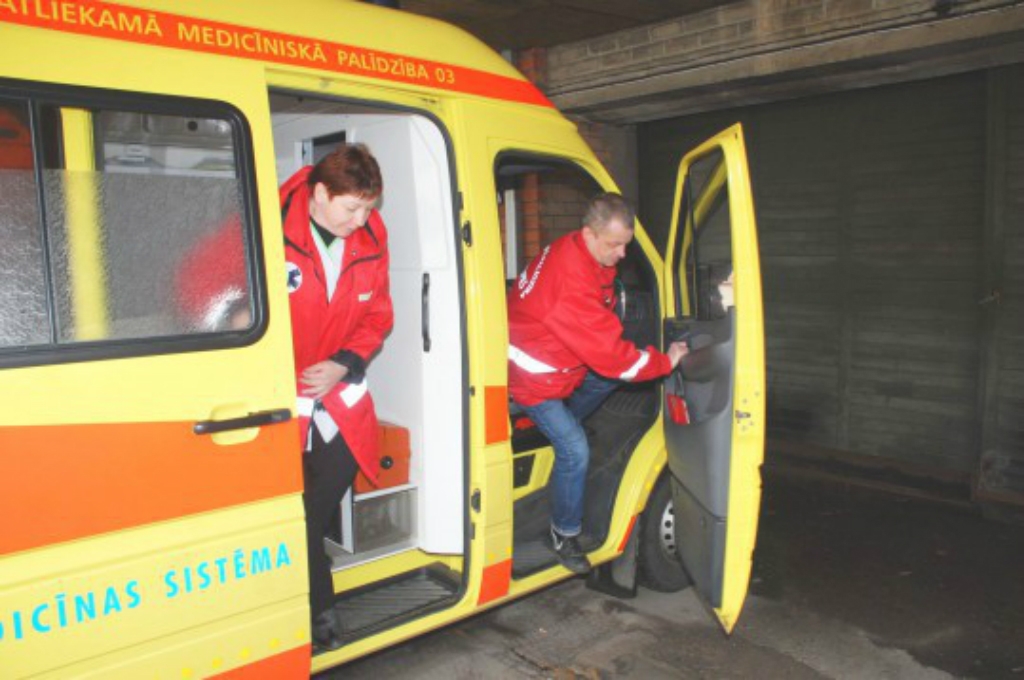 Aknīstes novadā no ceļa noskrien un apgāžas auto ar vairākiem cilvēkiem