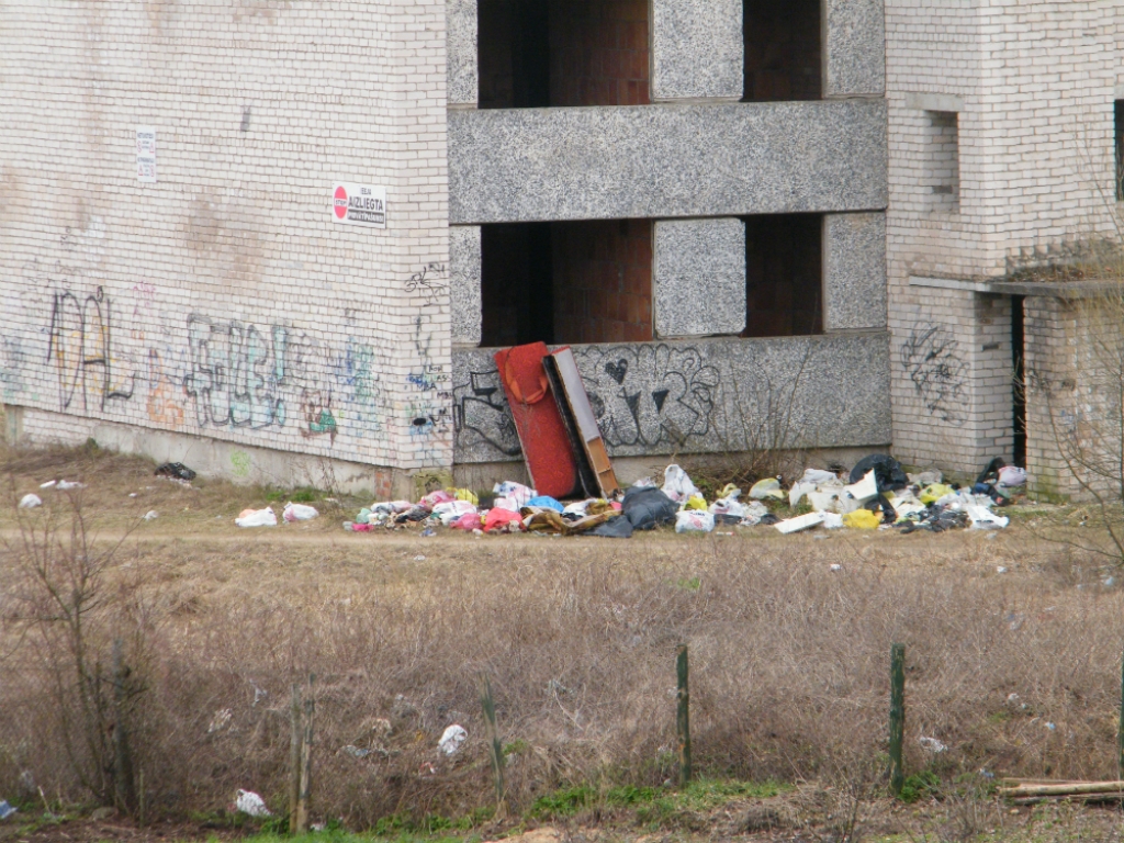 Iedzīvotājs: Vai tiešām Jēkabpils pilsētas pašvaldība nevar panākt, lai grausts tiktu sakārtots? (FOTO) (PAPILDINĀTA)
