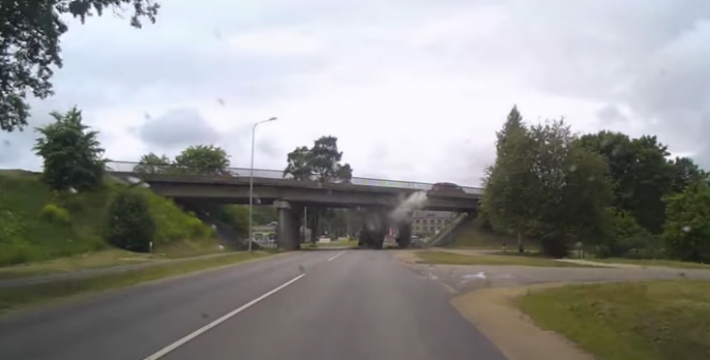 Kravas auto ietriecas gaisa tiltā Jēkabpilī, Kļavu ielā
