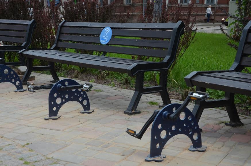 Jēkabpils Vecpilsētas laukumā uzstādīti īpaša dizaina velosipēdu statīvi un kājminamie trenažieri (FOTO)