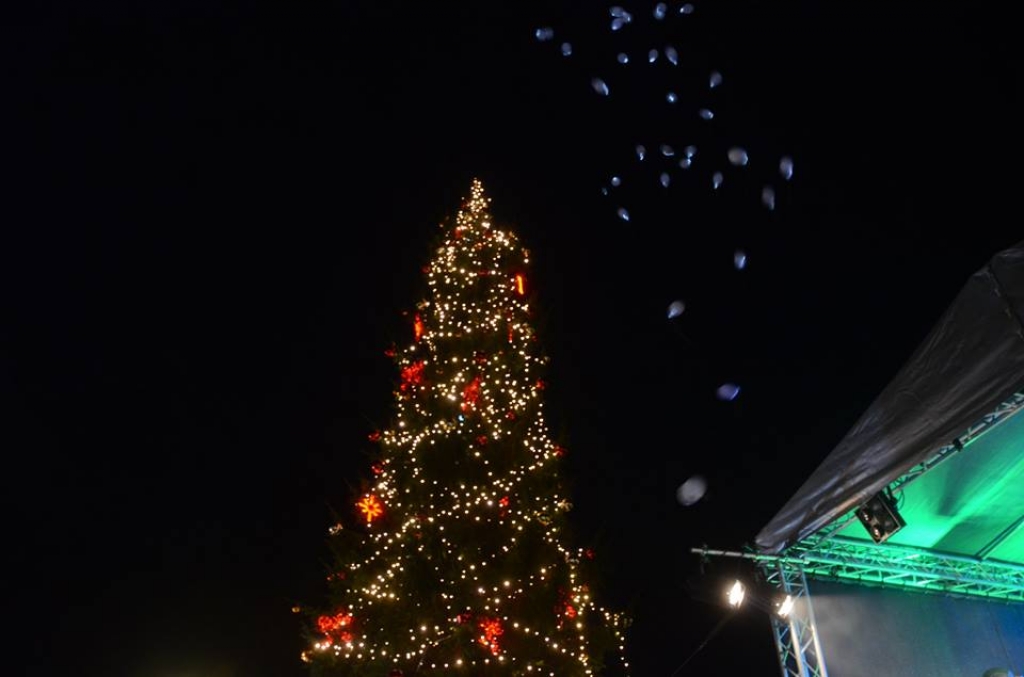 Ziemassvētku galvenās egles iedegšana Jēkabpilī Vecpilsētas laukumā (FOTO un VIDEO)