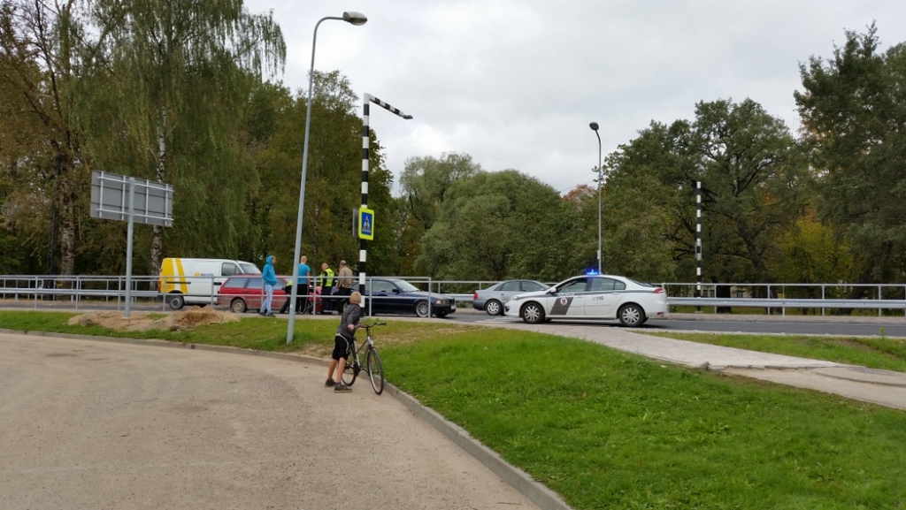 Piektdien pēcpusdienā Jēkabpilī Vienības ielā saskrējās divi auto (FOTO)